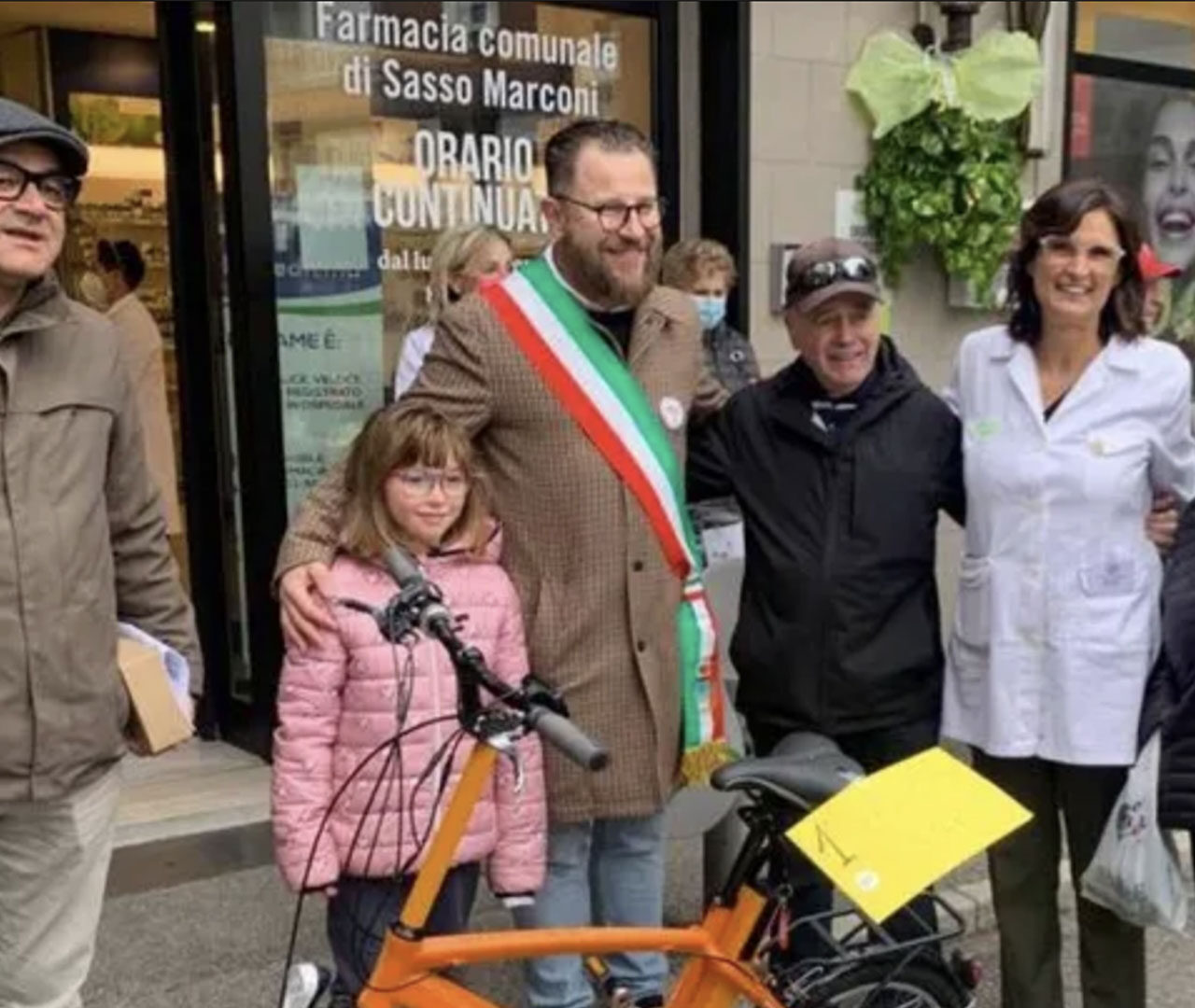La farmacia Comunale di Sasso Marconi festeggia cinque anni di gestione regalando una bici elettrica