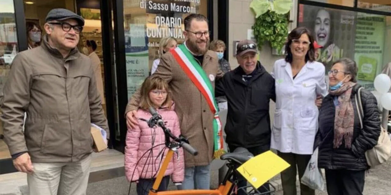 La farmacia Comunale di Sasso Marconi festeggia cinque anni di gestione regalando una bici elettrica
